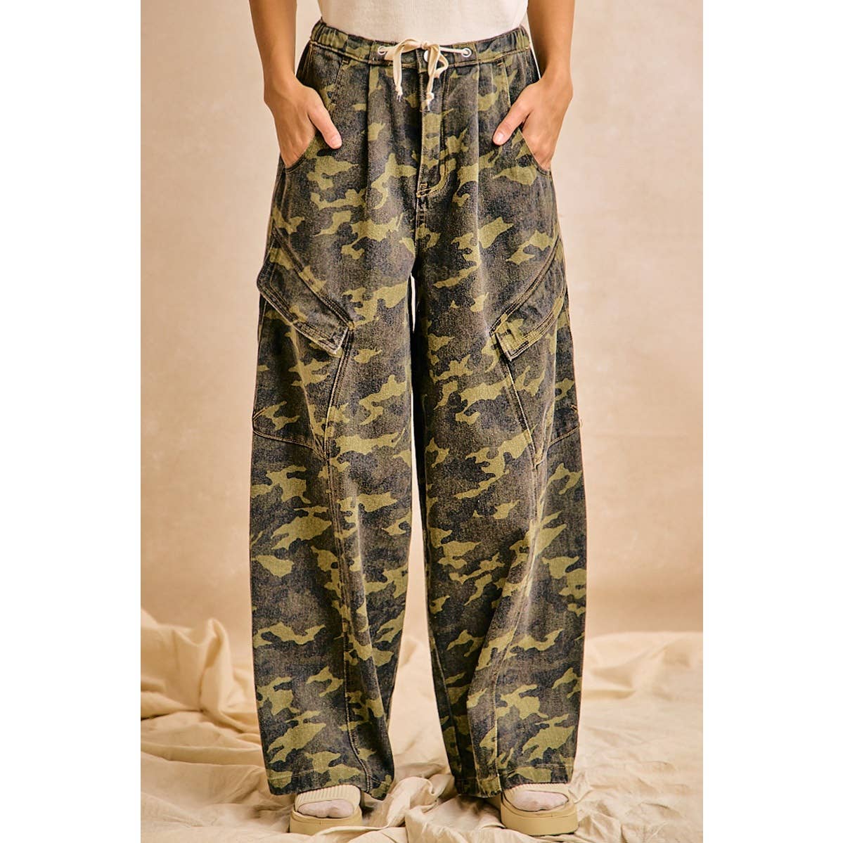 CAMOUFLAGE BAGGY BARREL PANTS WITH CARGO POCKETS