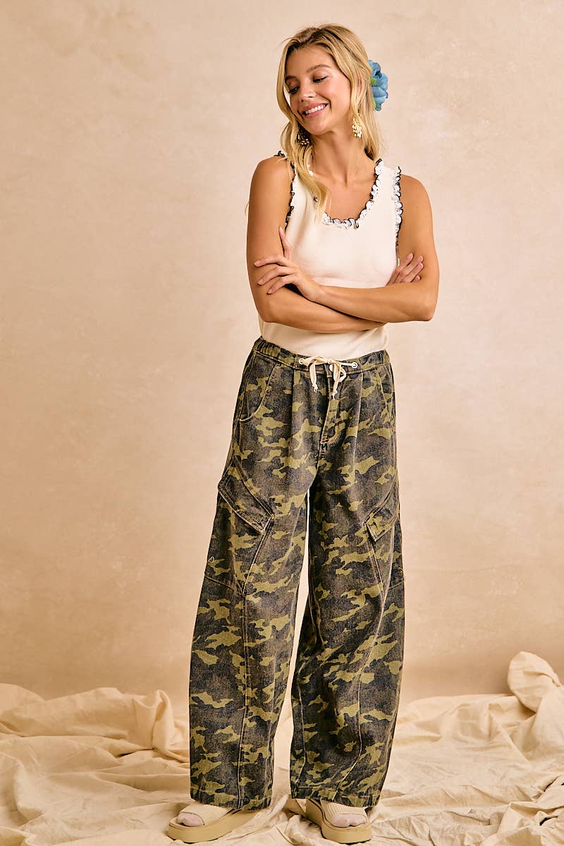 CAMOUFLAGE BAGGY BARREL PANTS WITH CARGO POCKETS