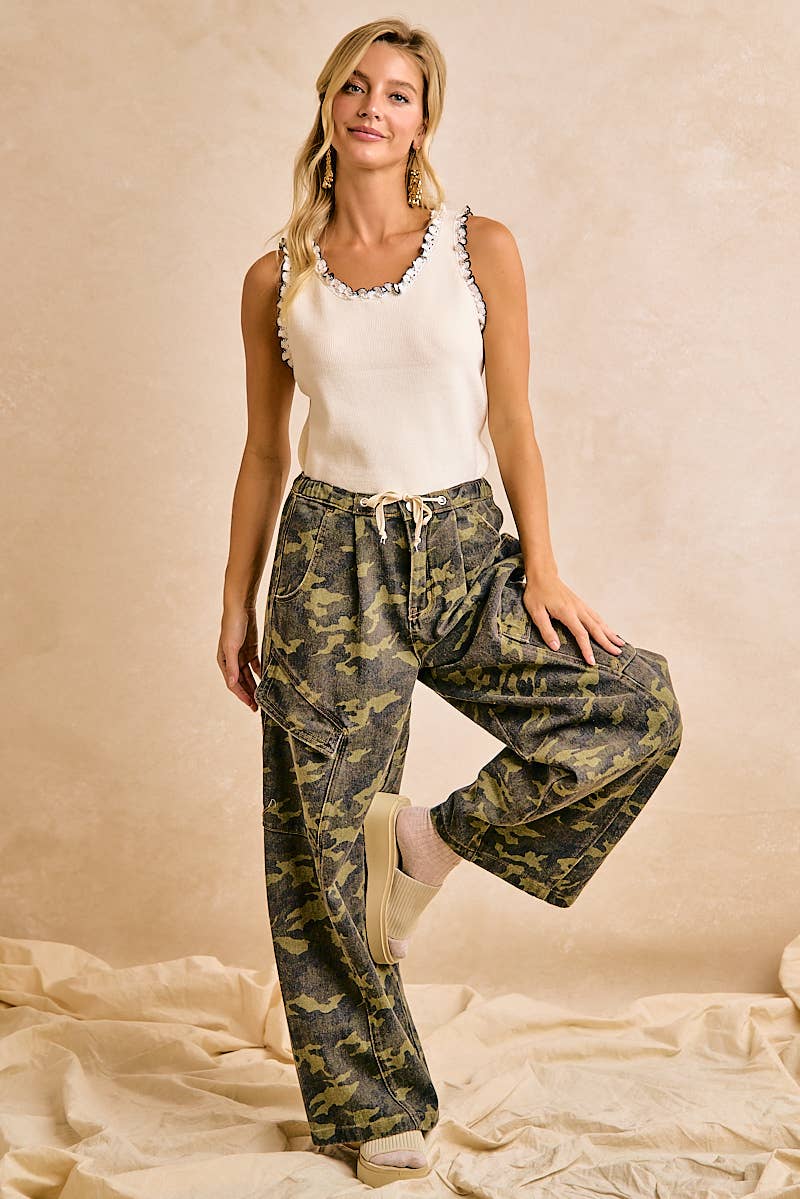 CAMOUFLAGE BAGGY BARREL PANTS WITH CARGO POCKETS