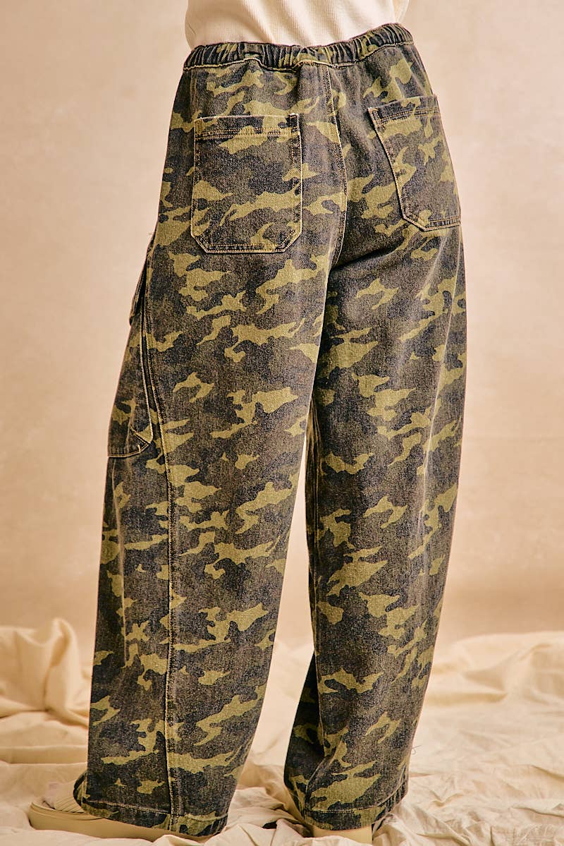 CAMOUFLAGE BAGGY BARREL PANTS WITH CARGO POCKETS