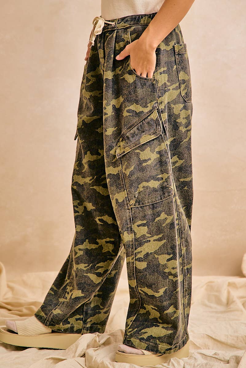 CAMOUFLAGE BAGGY BARREL PANTS WITH CARGO POCKETS