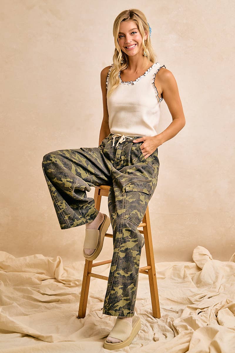 CAMOUFLAGE BAGGY BARREL PANTS WITH CARGO POCKETS