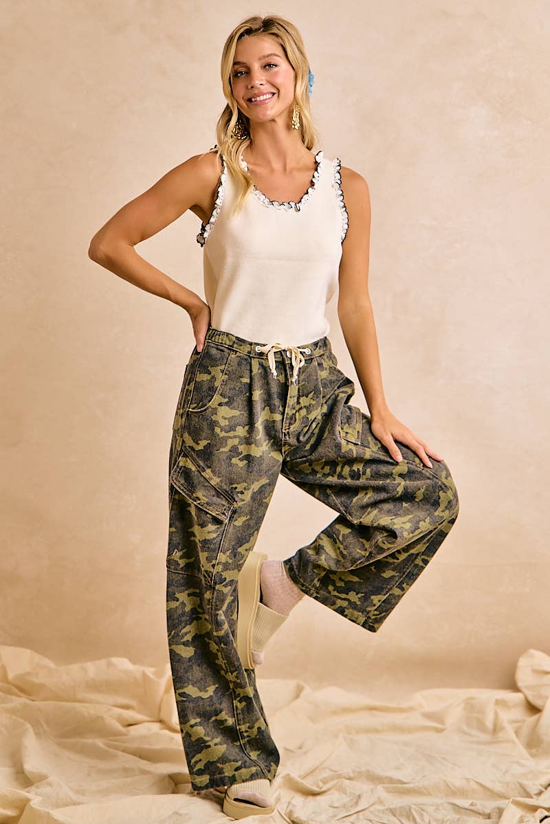 CAMOUFLAGE BAGGY BARREL PANTS WITH CARGO POCKETS