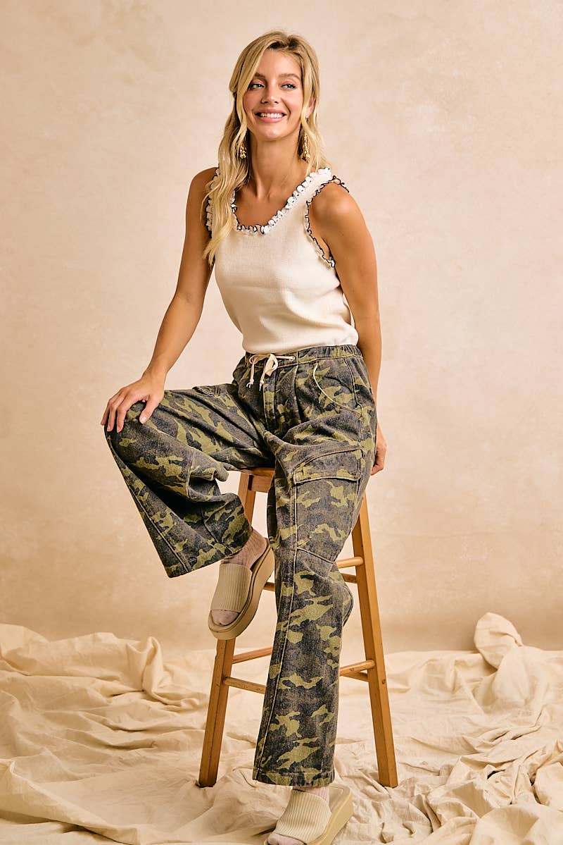 CAMOUFLAGE BAGGY BARREL PANTS WITH CARGO POCKETS