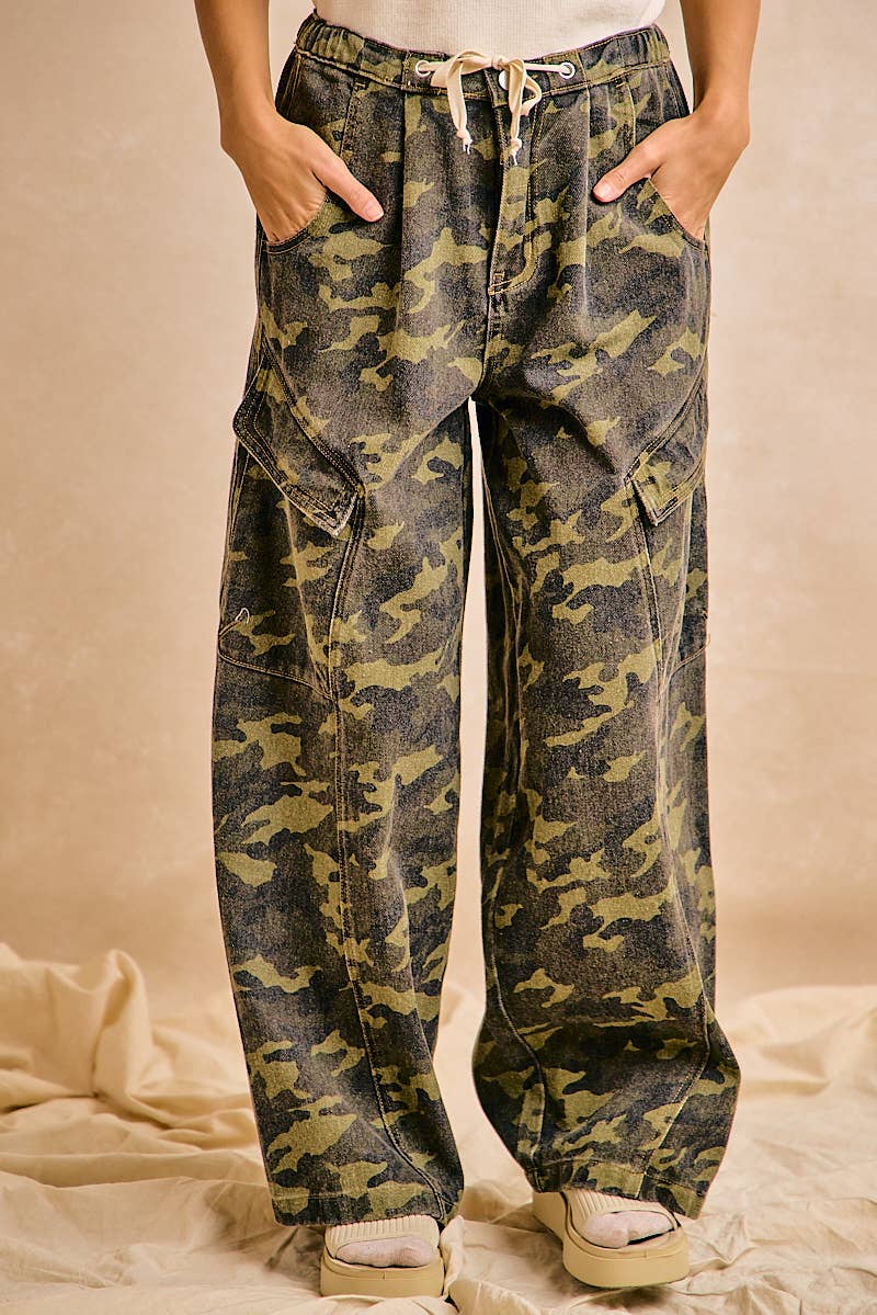 CAMOUFLAGE BAGGY BARREL PANTS WITH CARGO POCKETS