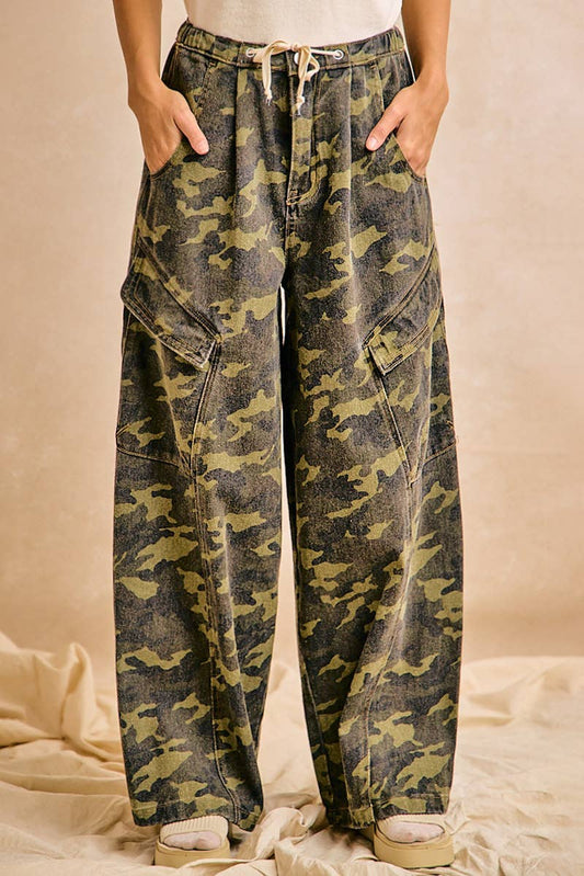 CAMOUFLAGE BAGGY BARREL PANTS WITH CARGO POCKETS