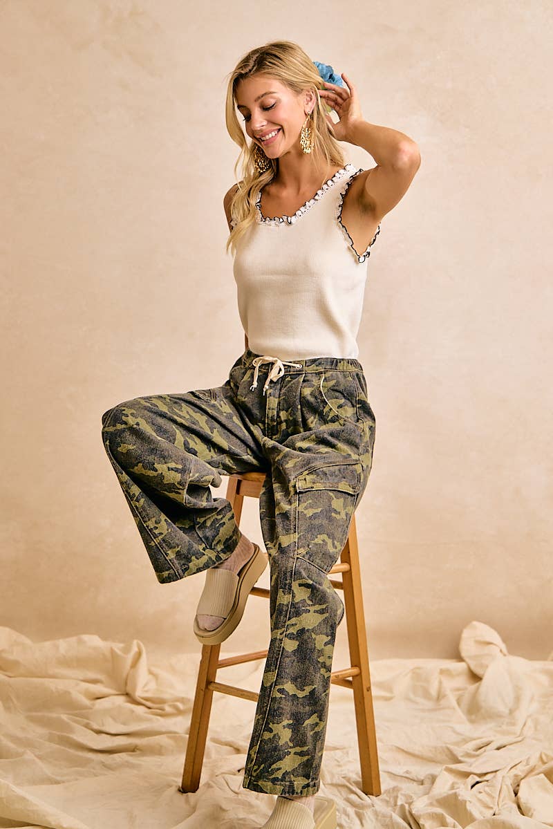 CAMOUFLAGE BAGGY BARREL PANTS WITH CARGO POCKETS