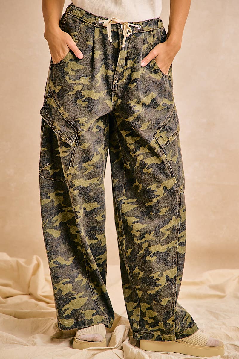 CAMOUFLAGE BAGGY BARREL PANTS WITH CARGO POCKETS